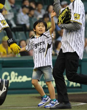 始球式に登場した鈴木福くん＝２０１２年５月