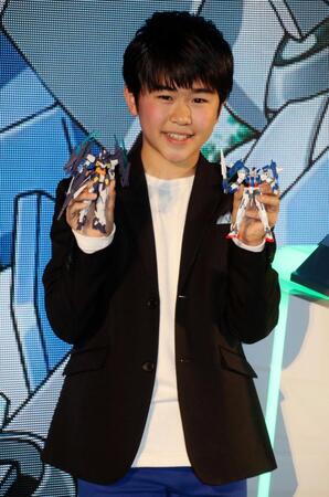 ガンプラを手に笑顔を見せる鈴木福＝２０１８年２月