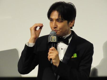 お菓子を実食する生田斗真