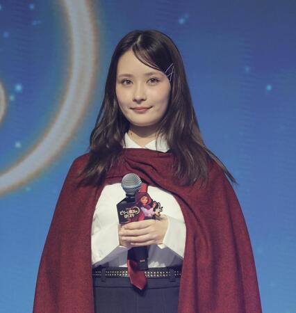 映画「ビリーと魔法のはじまり」日本版声優発表イベント宙を舞い登場した畑芽育（撮影・吉澤敬太）
