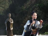 美空ひばりブロンズ像の前で「みだれ髪」を熱唱する坂本冬美