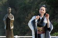 美空ひばりさんのブロンズ像の前で熱唱する坂本冬美　