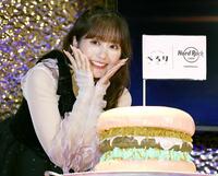 ハンバーガーの形をしたケーキを前に笑顔の佐々木彩夏（撮影・佐々木彰尚）　