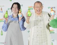 イベントに出席した野々村友紀子（左）と笑福亭鶴瓶＝東京・ベクトルスタジオ 