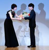 【エランドール新人賞☆ＴＶガイド賞】を受賞し、新垣結衣から花束を受け取る星野源＝２０１７年