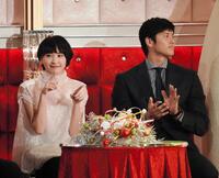 ステージの星野源に合わせて恋ダンスをする新垣結衣（中央）。右は大谷翔平＝２０１６年