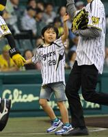 始球式に登場した鈴木福くん＝２０１２年５月
