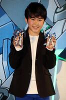 ガンプラを手に笑顔を見せる鈴木福＝２０１８年２月