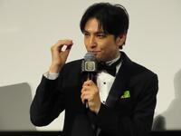 お菓子を実食する生田斗真
