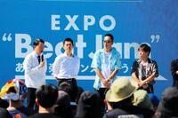 「１ｓｔ　Ａｎｎｉｖｅｒｓａｒｙ　ＥＸＰＯ　２０２５　～あの驚きと感動をもう一度～＠大阪来てな！“ＥＸＰＯ　Ｂｅａｔ　Ｊａｍ”」に出演した（左から）大阪市の横山英幸市長、大阪府の吉村洋文知事、コブクロの黒田俊介、小渕健太郎