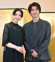 短編映画「アンコン」の夫婦役で共演した雛形あきこ（左）と天野浩成＝２０２１年撮影