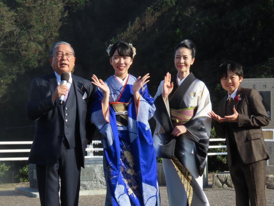 記念式典に出席した徳光和夫、梅谷心愛、坂本冬美、西山琳久