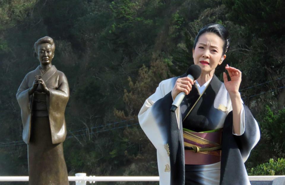 美空ひばりさんのブロンズ像の前で熱唱する坂本冬美　