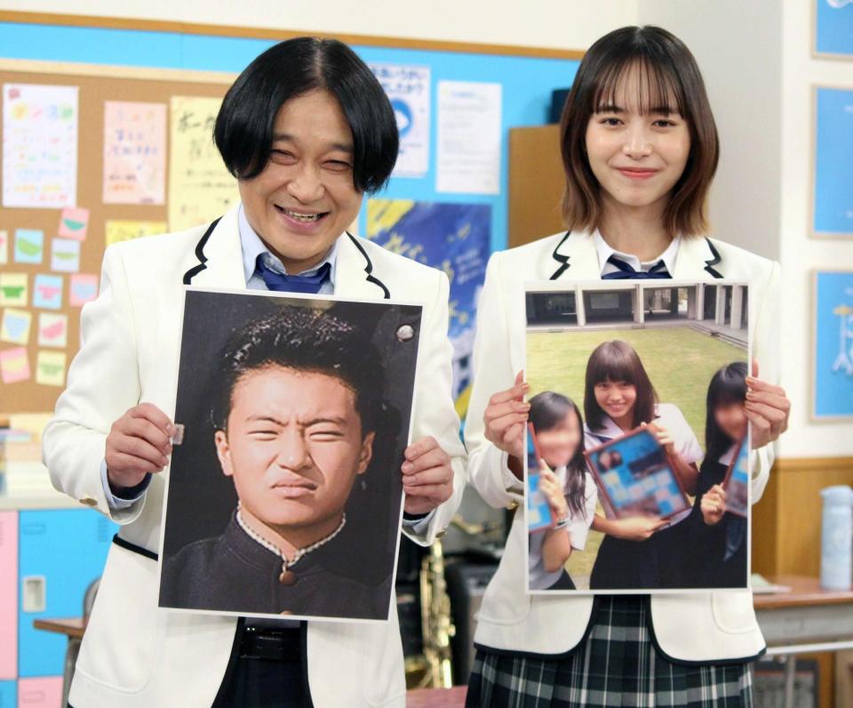 自身の学生時代の写真を披露する井桁弘恵（右）と永野　