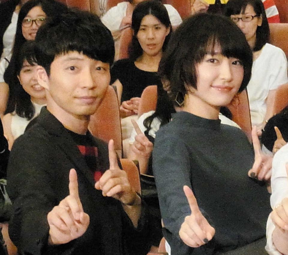 主演の新垣結衣（右）と星野源