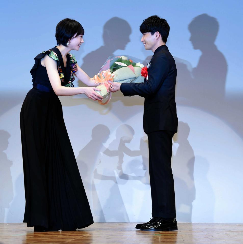 【エランドール新人賞☆ＴＶガイド賞】を受賞し、新垣結衣から花束を受け取る星野源＝２０１７年