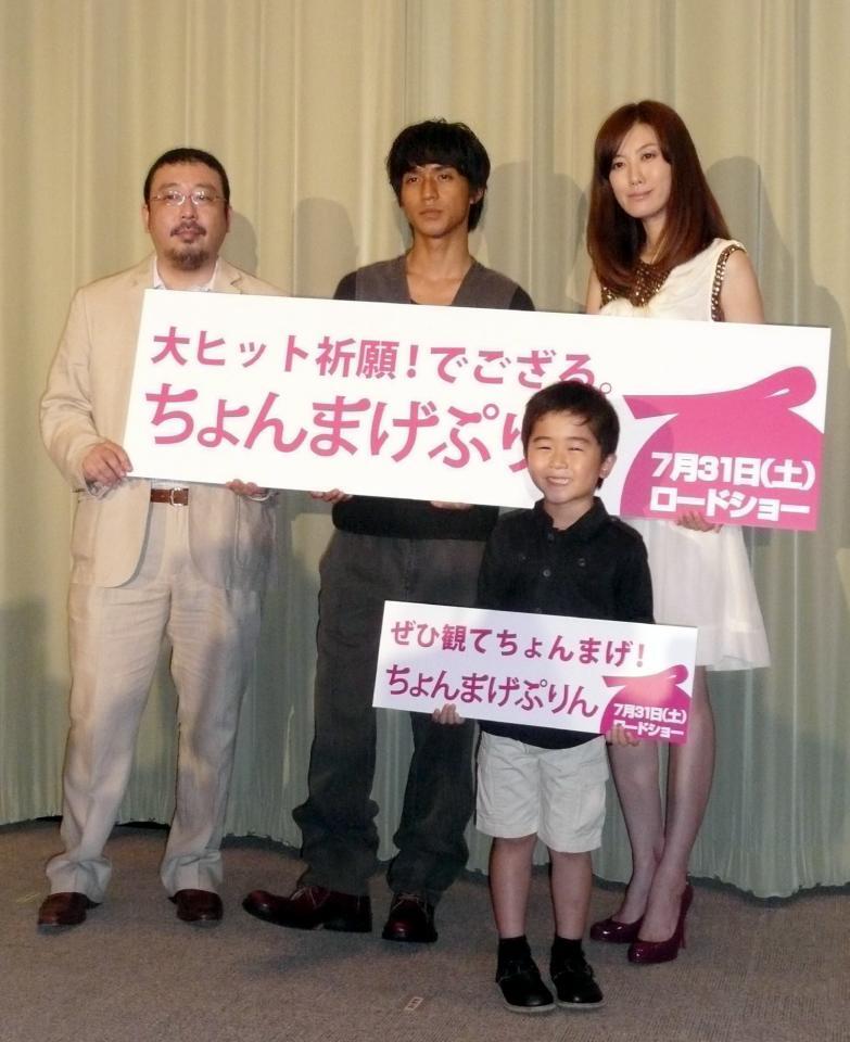 映画「ちょんまげぷりん」の公開前日にヒット祈願舞台あいさつを行った左から中村義洋監督、錦戸亮、鈴木福、ともさかりえ＝２０１０年７月