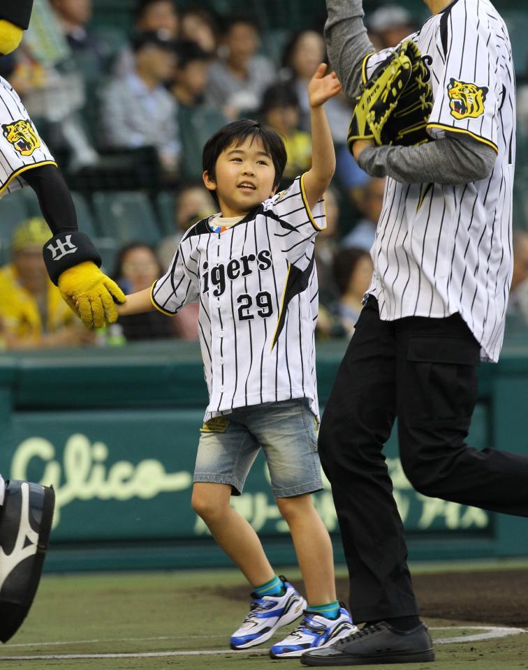 始球式に登場した鈴木福くん＝２０１２年５月