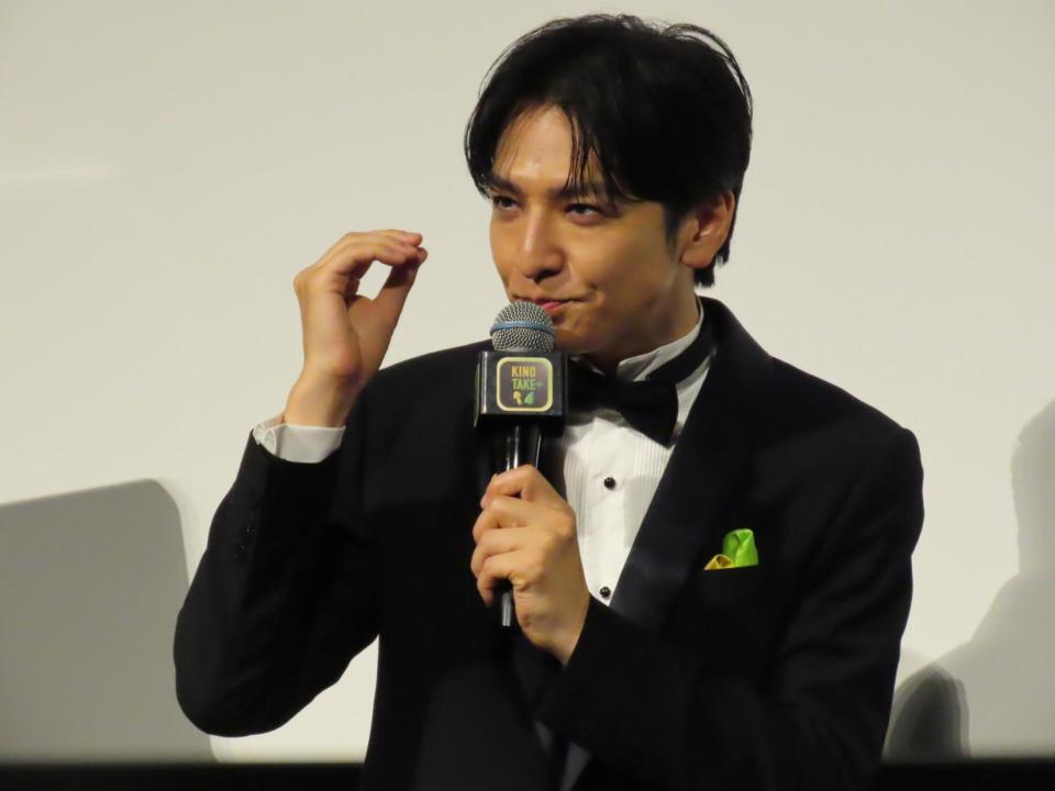 お菓子を実食する生田斗真