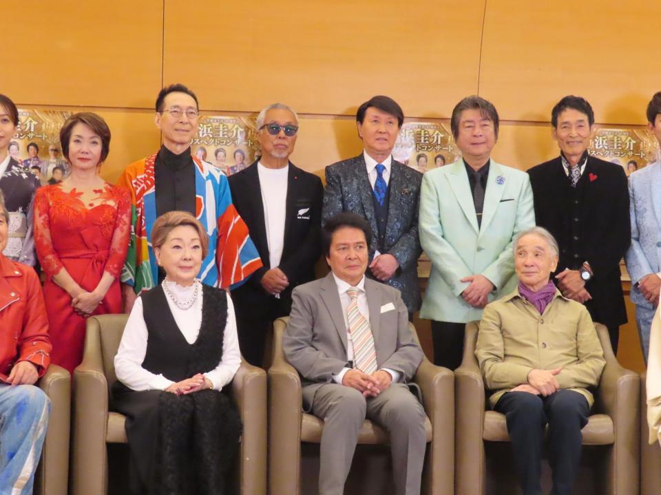 （前列左から）由紀さおり、浜圭介、堺正章（後列左から）杜このみ、香西かおり、成世昌平、すぎもとまさと、三善英史、森本英世、高山厳