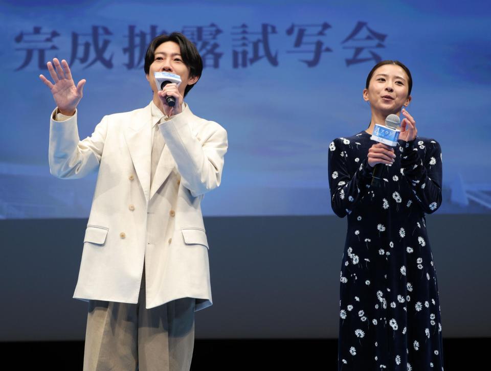 撮影時のエピソードを話す相葉雅紀。右は黒島結菜（撮影・西岡正）