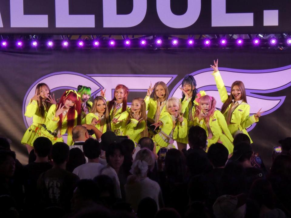 デビューショーケースを行ったＧＡＬＥＤＧＥ．の（前列左から）ＵＩＵＩ、ＡＩＮＡＧＡＬ、ＡＹＵＣＨＩ、ＲＥＮＰＯＭ、ＲＩＭＩＢＡＢＵ（後列同）ＫＩＫＩ、ＹＵＩＮＥＫＯ、ＵＮＡ、ＨＯＮＯ、ＬＩＩ、ＭＩＩＩＨＯ