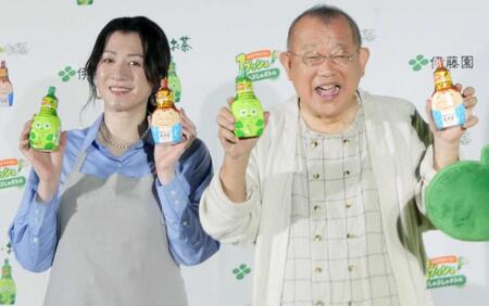 商品を手に笑顔の野々村友紀子（左）と笑福亭鶴瓶　