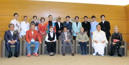 （前列左から）鳥羽一郎、尾藤イサオ、由紀さおり、浜圭介氏、堺正章、細川たかし、北原ミレイ（後列左から）彩青、田中あいみ、杜このみ、香西かおり、成世昌平、すぎもとまさと、三善英史、森本英世、高山厳、松坂ゆうき、原田波人