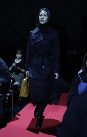 レッドカーペットを登場する松下奈緒