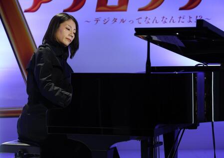 オープニングでピアノ演奏を披露する松下奈緒（撮影・西岡正）