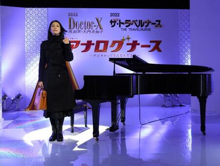オープニングでピアノ演奏を披露した松下奈緒（撮影・西岡正）