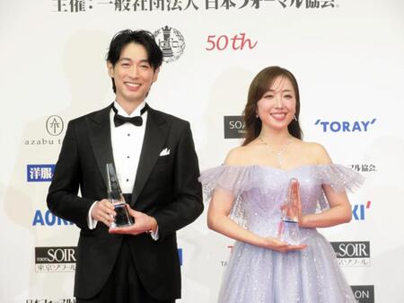 フォーマルウエアで登場したディーン・フジオカ（左）と平原綾香