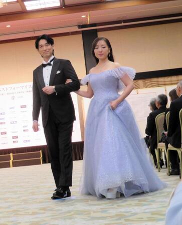 フォーマルウエアで登場したディーン・フジオカ（左）と平原綾香