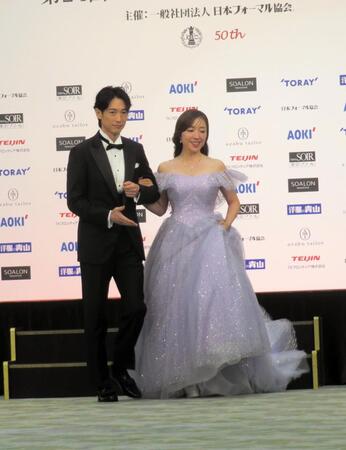 フォーマルウエアで登場したディーン・フジオカ（左）と平原綾香