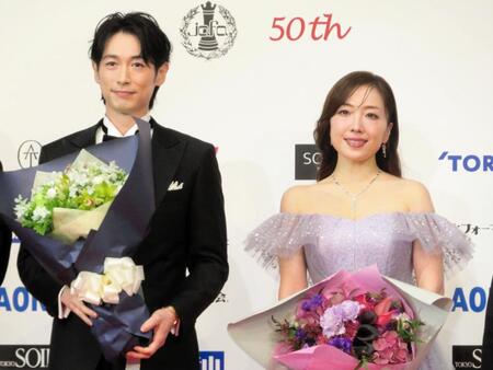 フォーマルウエアで登場したディーン・フジオカ（左）と平原綾香