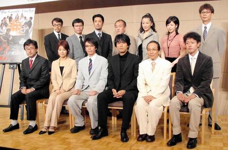 江口洋介　２００５年　（上段左から）浅野和之、伊藤正之、堀部圭亮、温水洋一、鈴木砂羽、堀内敬子、山寺宏一、（下段左から）三谷幸喜、石田ゆり子、生瀬勝久、江口洋介、小日向文世、筒井道隆
