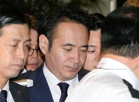 首相官邸に入る簗農相