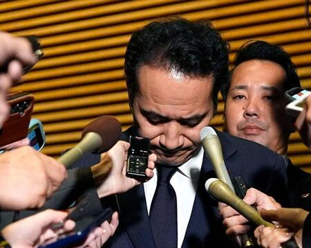高市首相に辞表を提出し、記者団の取材に応じる簗農相