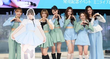 ポーズをとるＭＩＳＳ　ＭＥＲＣＹの（左から）ＳＨＵＫＡ、ＳＡＲＡの等身大パネル、ＩＯＮ、ＫＡＲＥＮ、ＣＯＣＯＮＡ、ＭＩＹＵ、ＹＵＫＩ（撮影・棚橋慶太）