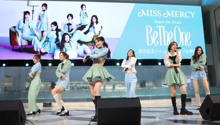 ６人でパフォーマンスするＭＩＳＳ　ＭＥＲＣＹ（撮影・棚橋慶太）