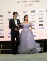 フォーマルウエアで登場したディーン・フジオカ（左）と平原綾香