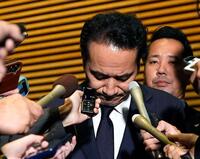 高市首相に辞表を提出し、記者団の取材に応じる簗農相