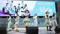 ６人でパフォーマンスするＭＩＳＳ　ＭＥＲＣＹ（撮影・棚橋慶太）
