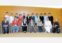（前列左から）鳥羽一郎、尾藤イサオ、由紀さおり、浜圭介、堺正章、細川たかし、北原ミレイ（後列左から）彩青、田中あいみ、杜このみ、香西かおり、成世昌平、すぎもとまさと、三善英史、森本英世、高山厳、松坂ゆうき、原田波人