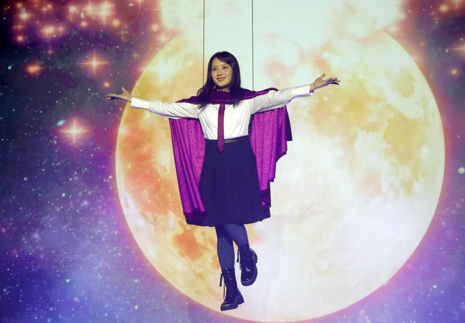 　宙を舞い登場した畑芽育（撮影・吉澤敬太）