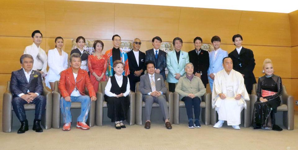 （前列左から）鳥羽一郎、尾藤イサオ、由紀さおり、浜圭介氏、堺正章、細川たかし、北原ミレイ（後列左から）彩青、田中あいみ、杜このみ、香西かおり、成世昌平、すぎもとまさと、三善英史、森本英世、高山厳、松坂ゆうき、原田波人