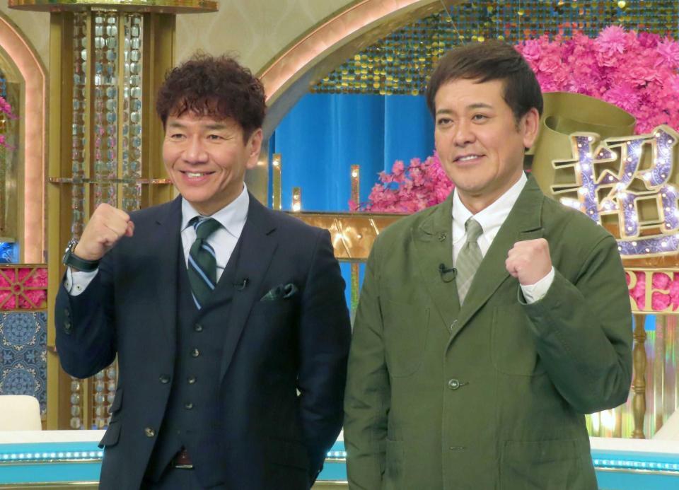 ポーズをとるくりぃむしちゅーの上田晋也（左）と有田哲平