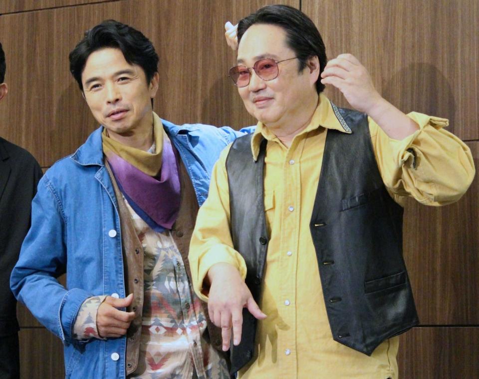 　ポーズを決める井ノ原快彦（左）と六角精児