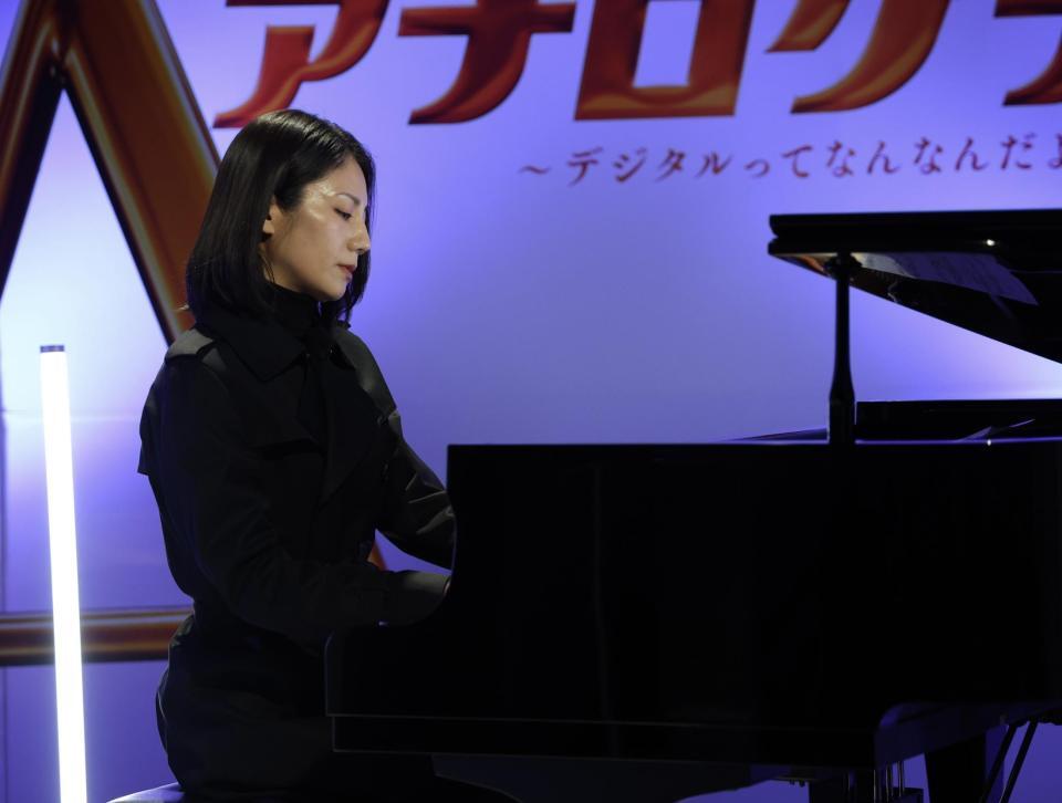 ピアノ演奏する松下奈緒