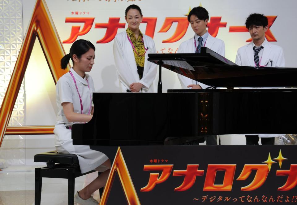 冨永愛（後列左）、井上祐貴（同２人目）津田健次郎（同３人目）の前でピアノ演奏する松下奈緒（撮影・西岡正）